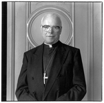 108357 Portret van Johannes Bernardus Niënhaus (Gendt 1929 - Nieuwegein 2000), hulpbisschop van het Bisdom Utrecht van ...